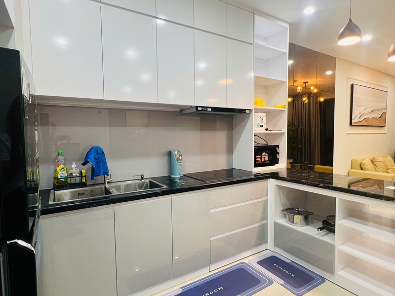 Khu vực b&agrave;n ăn được bố tr&iacute; liền mạch với ph&ograve;ng kh&aacute;ch, tạo th&agrave;nh kh&ocirc;ng gian sinh hoạt chung thuận tiện cho gia đ&igrave;nh hoặc nh&oacute;m kh&aacute;ch.